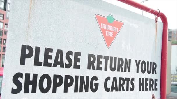 Kanadyjska Opona Proszę Zwrócić Wózki Tutaj Metalowy Znak Zewnątrz Zewnątrz — Wideo stockowe