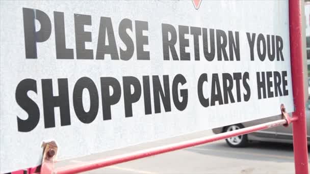 여름에 주차장에서 야외에서 표지판을 여기에서 카트를 반환하십시오 — 비디오