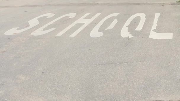 Iskolai Szó Felirat Szöveg Nyomtatott Közúti Utcán Fehér Nagybetűkkel — Stock videók