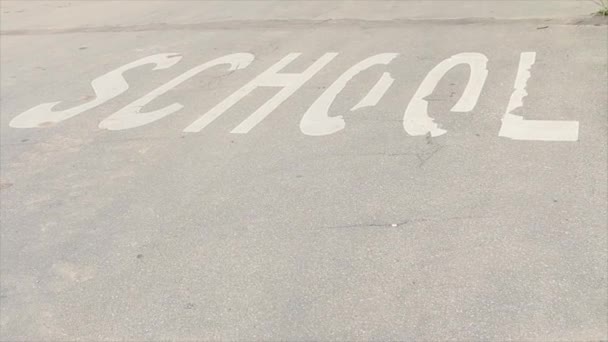 Schoolwoord Bijschrift Tekst Gedrukt Weg Straat Witte Hoofdletters Met Auto — Stockvideo