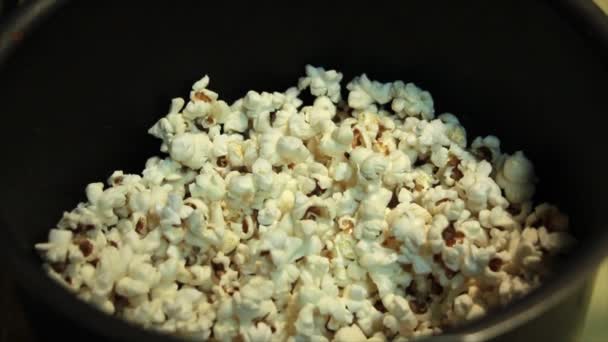 Bílý Domácí Neochucený Popcorn Černém Hrnci — Stock video