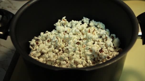 Hausgemachtes Ungewürztes Popcorn Schwarzem Topf Mittlerer Schuss — Stockvideo
