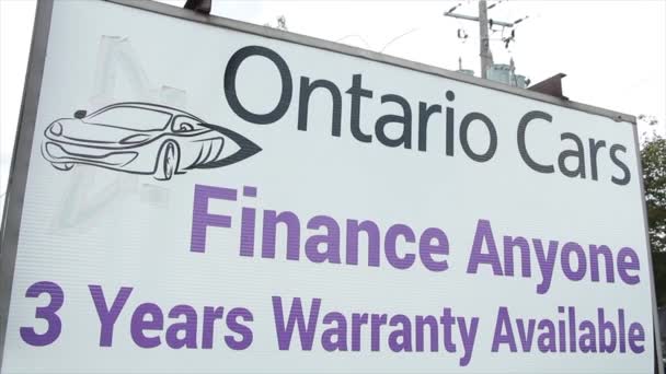 Ontario Samochody Finansują Każdy Lata Gwarancji Dostępne Znak Kolorze Czerwonym — Wideo stockowe