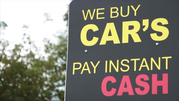Buy Cars Pay Instant Cash Sign Tree Sky Yellow Red — Stock Video