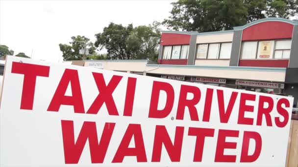 Taxichaufförer Ville Skylt Med Röda Versaler Skriva Text Med Byggnader — Stockvideo