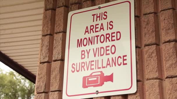 このエリアは ビデオ監視ライティングキャプションテキスト長方形のサインと壁に対するカメラの絵のイラスト 白い背景に赤い書き込みによって監視されています — ストック動画