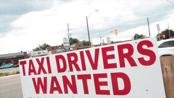 Taxistas Queriam Sinal Letras Maiúsculas Vermelhas Escrevendo Texto Com Veículos — Vídeo de Stock