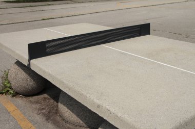 Çimento pinpon masası avlunun dışında çimento küreleri üzerinde, siyah ağ ile yakın çekim