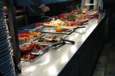 Açık büfe yiyebilirsin. Büyük kaşıklarla sosa bulanmış Asya yemekleri yiyebilirsin.