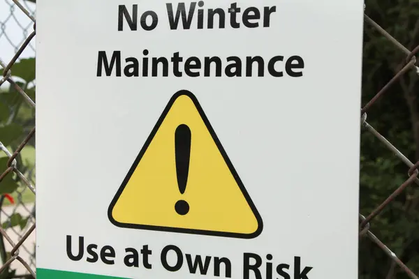Nincs Téli Karbantartás Használata Saját Kockázatra Tábla Sárga Háromszög Felkiáltójellel — Stock Fotó