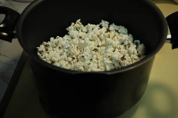 Biały Domowej Roboty Nieprzyprawiony Popcorn Czarnym Garnku Prawie Cały Garnek — Zdjęcie stockowe