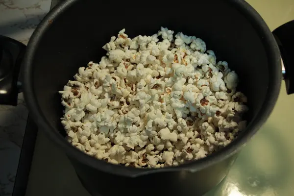Hausgemachtes Ungewürztes Popcorn Schwarzem Topf Von Oben Geschossen — Stockfoto