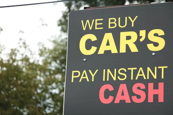 Αγοράζουμε Αυτοκίνητα Πληρώνουν Άμεσο Σήμα Μετρητών Δέντρο Και Τον Ουρανό — Φωτογραφία Αρχείου