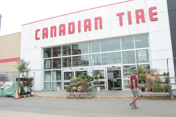 Loja Pneus Canadense Com Plantas Cliente Frente Perto Entrada Verão Fotografias De Stock Royalty-Free