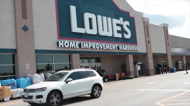 여름에 로고를 기계설비 상점가 상점에서 통과하는 낮춥니다 — 비디오