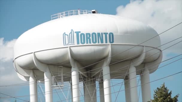 Město Toronto Bílá Vodní Věž Logem Mraky Zavřít — Stock video