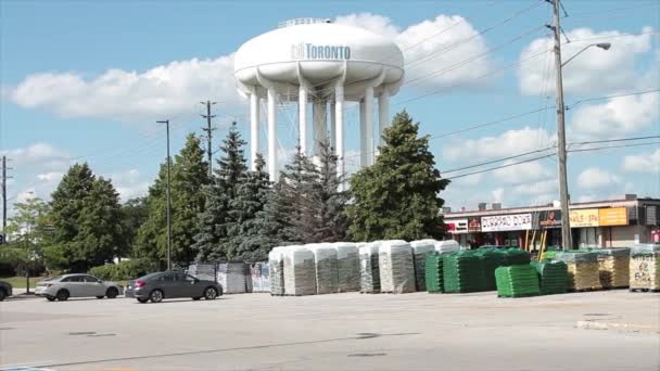 ロゴの雲が付いているトロントの白い水タワーの都市駐車場車のスカイパレット 広いショット — ストック動画