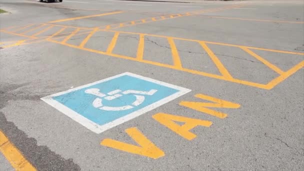 货车残疾泊车位 文字文字在残疾标志下方 车辆从后面经过 — 图库视频影像