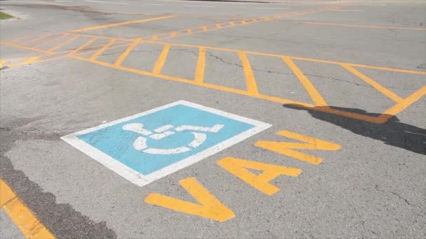 Behindertenparkplatz Mit Transporter Schriftzug Unter Behindertensymbol Person Geht Mit Einkaufstasche — Stockvideo