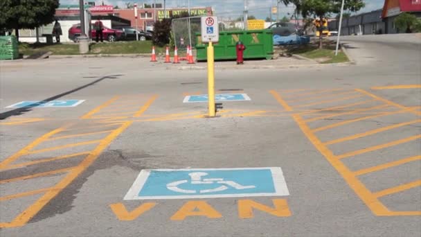 Behindertenparkplatz Mit Aufgedrucktem Text Unter Behindertensymbol Hintergrund Vorbeifahrende Autos — Stockvideo
