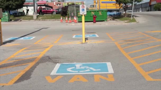 Behindertenparkplatz Mit Transporter Schriftzug Unter Behindertensymbol Hintergrund Vorbeifahrende Autos Und — Stockvideo