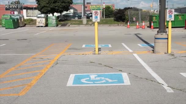Van Handicap Parkeerplaats Met Busje Geschreven Tekst Hieronder Handicap Symbool — Stockvideo
