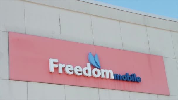 Özgürlük Mobil Simgesi Logosu Duvardaki Özgürlük Mobil Mağazasının Önünde Beyaz — Stok video