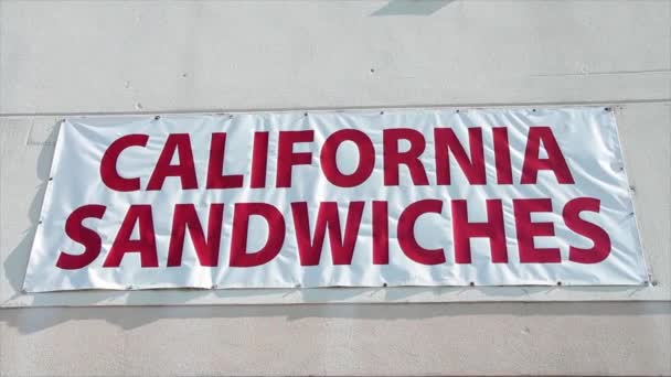 Letrero Restaurante Frente Tienda Bocadillos California Pared Soplando Viento Texto — Vídeo de stock