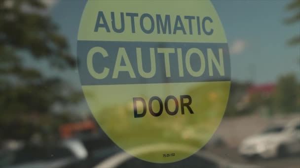 Automatikus Figyelmeztető Ajtó Szimbólum Üveg Automatikus Ajtó Körben Autók Közlekedési — Stock videók