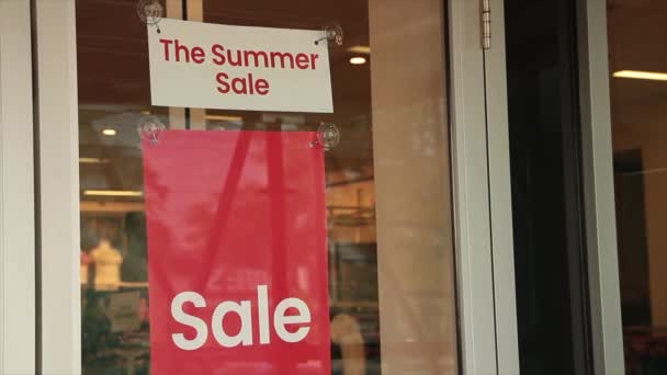 夏天的销售标志 下面有销售标志 在百货商店的门窗里 红白相间 — 图库视频影像
