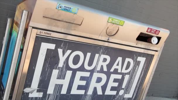 Reklamınız Halka Açık Metal Çöp Kutusuna Yatay Dikdörtgen Işareti — Stok video