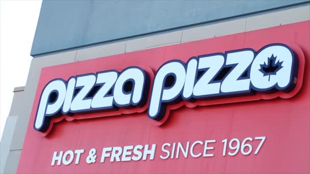 Pizza Pizza Caliente Fresca Desde 1967 Letrero Del Logotipo Pared — Vídeo de stock