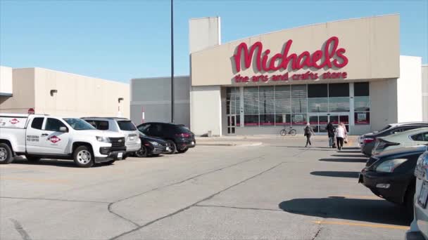 Michaels Entrada Frente Loja Artes Ofícios Tiro Largo Com Estacionamento — Vídeo de Stock