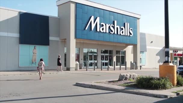Marshalls Πολυκατάστημα Μπροστινή Είσοδος Χώρο Στάθμευσης Ευρύ Πλάνο Τους Πελάτες — Αρχείο Βίντεο