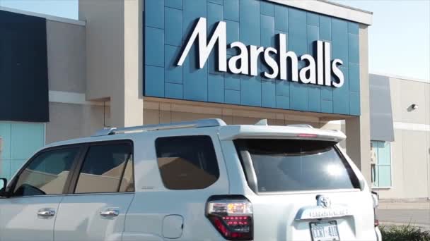 Marshalls Warenhuis Ingang Met Mensen Burgers Voetgangers Auto Voertuigen Rijden — Stockvideo