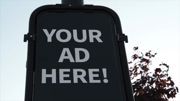 Διαφήμιση Σας Εδώ Κάθετη Πινακίδα Ορθογώνιο Στο Post Υπαίθριο Λευκό — Αρχείο Βίντεο