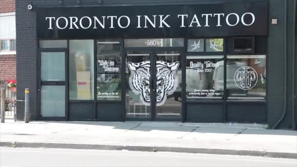 Toronto Τατουάζ Μελάνι Κατάστημα Σαλόνι Πινακίδα Λευκό Και Μαύρο Δρόμο — Αρχείο Βίντεο