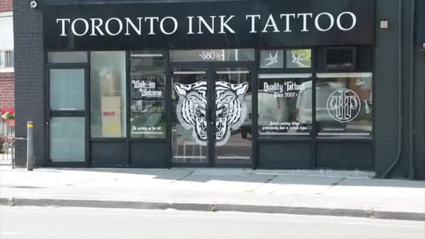 Toronto Τατουάζ Μελάνι Κατάστημα Σαλόνι Πινακίδα Λευκό Και Μαύρο Ήρεμο — Αρχείο Βίντεο