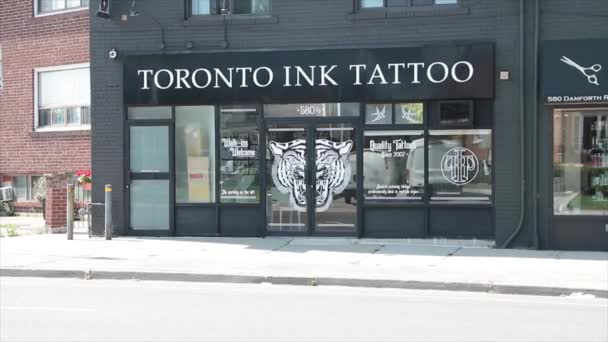 Toronto Tinte Tätowiersalon Laden Mit Schild Weiß Und Schwarz Mit — Stockvideo