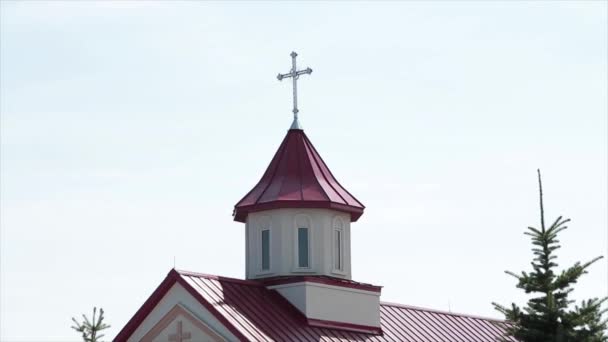 Kościół Czerwony Biały Rocznik Styl Wieża Dachu Krzyżem Górze Niebo — Wideo stockowe
