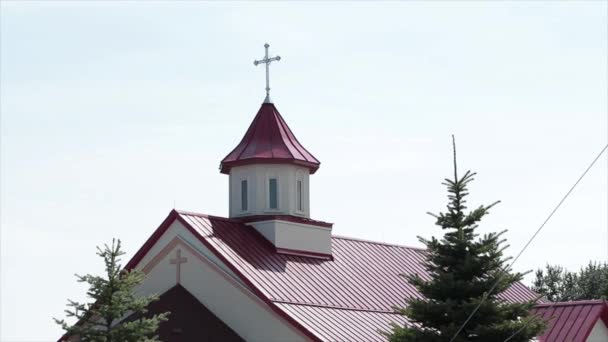 Kostel Červená Bílá Vinobraní Styl Střecha Věž Křížem Vrcholu Nebe — Stock video