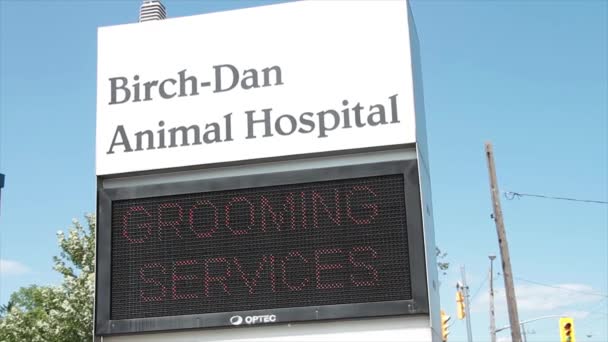 Sinal Frontal Hospital Animal Com Sinal Digital Elétrico Eletrônico Abaixo — Vídeo de Stock
