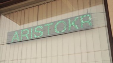 Mutfak sanatları ceasokraft sabitleme taşı Cambria ve çok daha fazlası indirimde güzel mutfak dolapları elektronik dijital yazı yazma metinleri, yeşil yazılar sağdan sola doğru kayıyor.