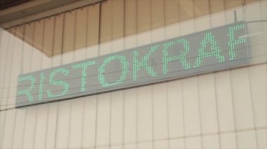 Mutfak araçları, kaldırım taşı siletaşı Cambria ve daha fazlası indirimde. Mutfak dolapları, elektronik dijital yazı yazma metinleri, yeşil yazılar, sağdan sola kayan siyah yazılar, kapat.