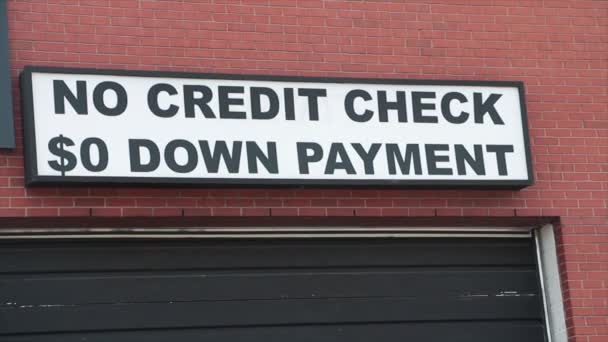 クレジットチェックなし ドルダウン ガレージの上の壁の外の支払記号 白い背景に黒い書き込み — ストック動画