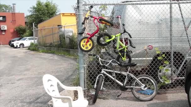Tre Biciclette Bambini Bambini Chiuse Chiave Argento Recinzione Diamanti Alta — Video Stock
