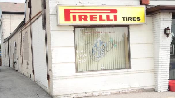 Pirelli Pneumatiky Horizontální Obdélník Logo Nad Oknem Automobily Provoz Projíždějící — Stock video