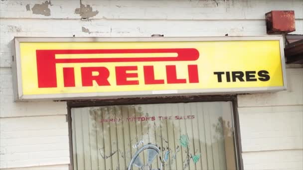 Pirelli Pneumatiky Horizontální Obdélníkové Logo Nad Oknem Výkladní Skříni Červená — Stock video