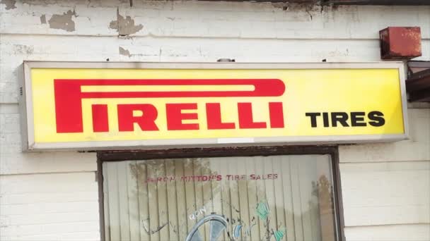 Pirelli Banden Horizontale Rechthoek Teken Logo Boven Venster Met Bus — Stockvideo