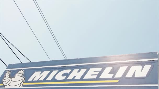 Michelin Logo Horizontální Obdélníková Značka Bílou Pneumatikou Maskot Sluncem Svítí — Stock video